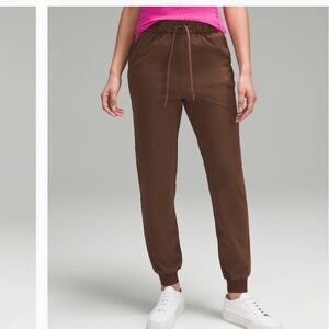 Lululemon stretch high rise jogger NWT size 6 in Java